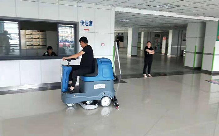 驾驶式洗地机在医院清洁卫生