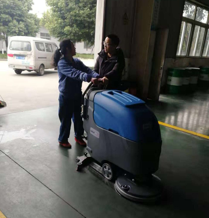 手推式洗地机