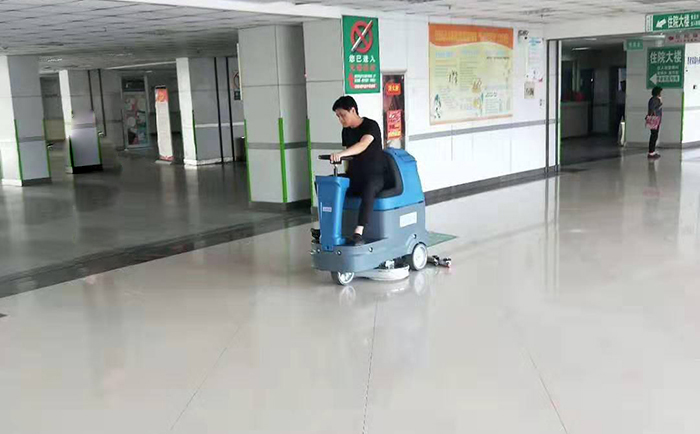 凯德力驾驶式洗地机在医院清洁