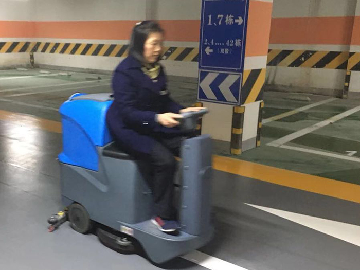 驾驶式洗地机
