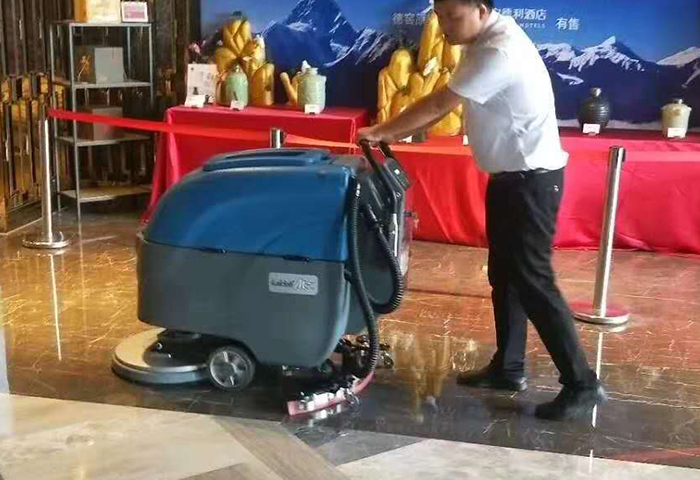 酒店使用手推式洗地机