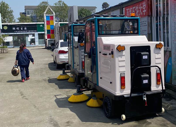 校园清洁用驾驶式扫地机