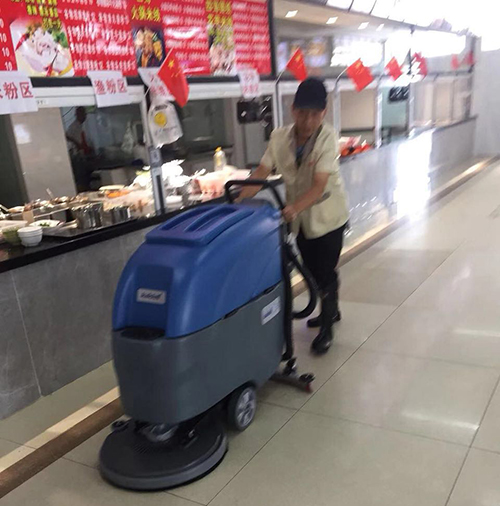 手推式洗地机在超市清洁
