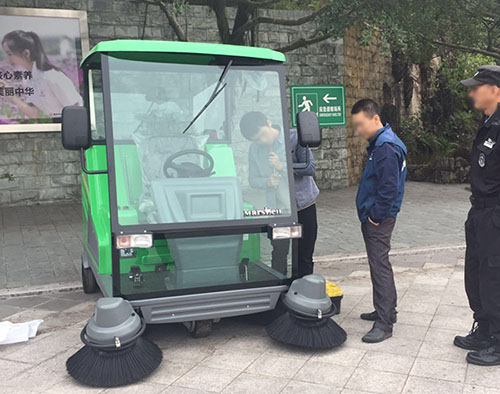 驾驶扫地机在重庆校园清扫