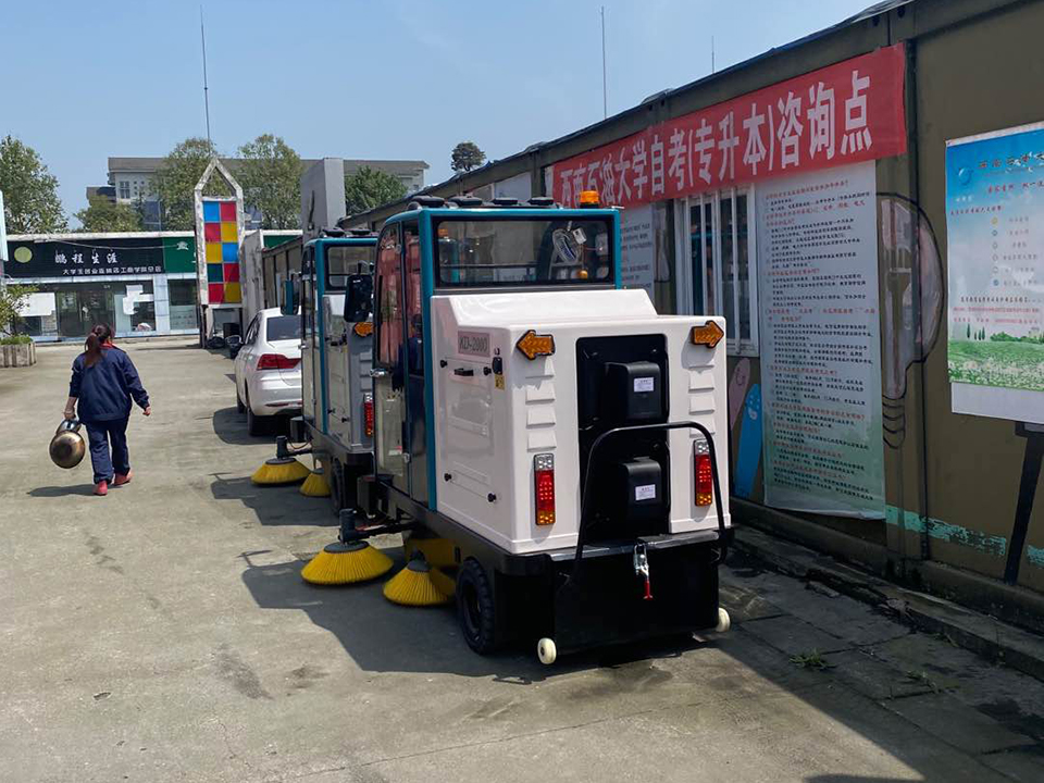 重庆电动智能扫地机助力校园清洁