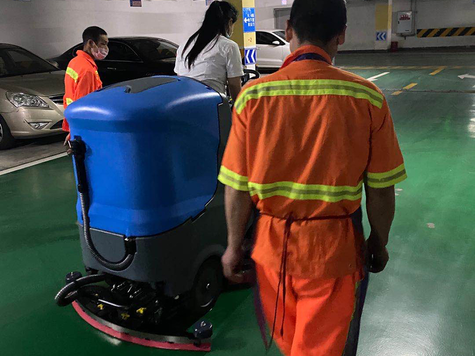重庆洗地机在万达停车场清洁作业