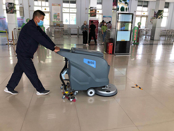 重庆手推式洗地机清洁客运站