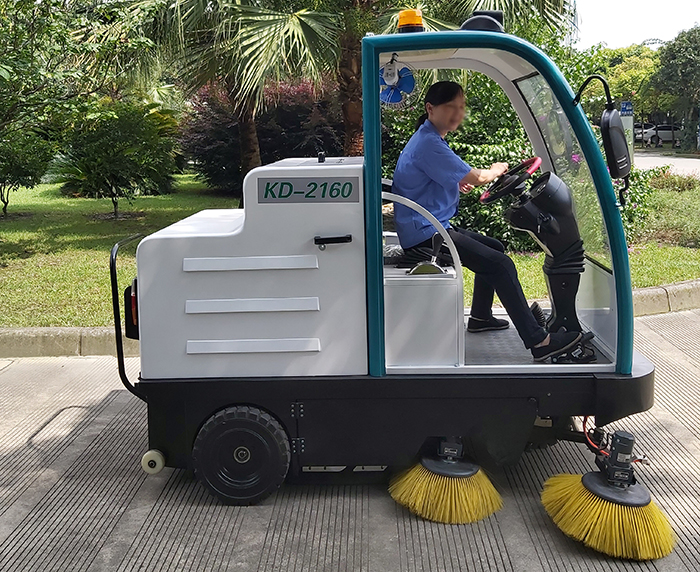 公园景区使用电动驾驶扫地机清洁环境卫生