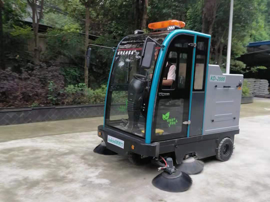 公园景区使用电动驾驶扫地机清洁